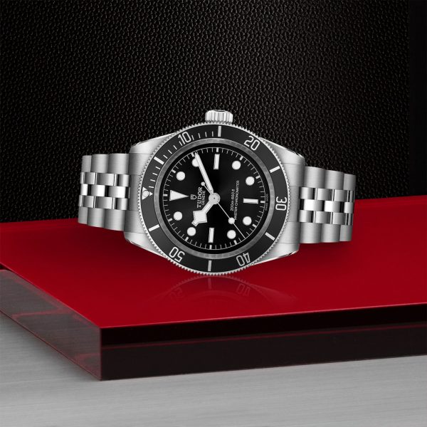 TUDOR Black Bay mit Edelstahlband liegt auf der Seite