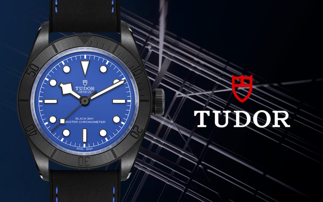 TUDOR Black Bay Ceramic in Blau neben TUDOR Schriftzug und Logo